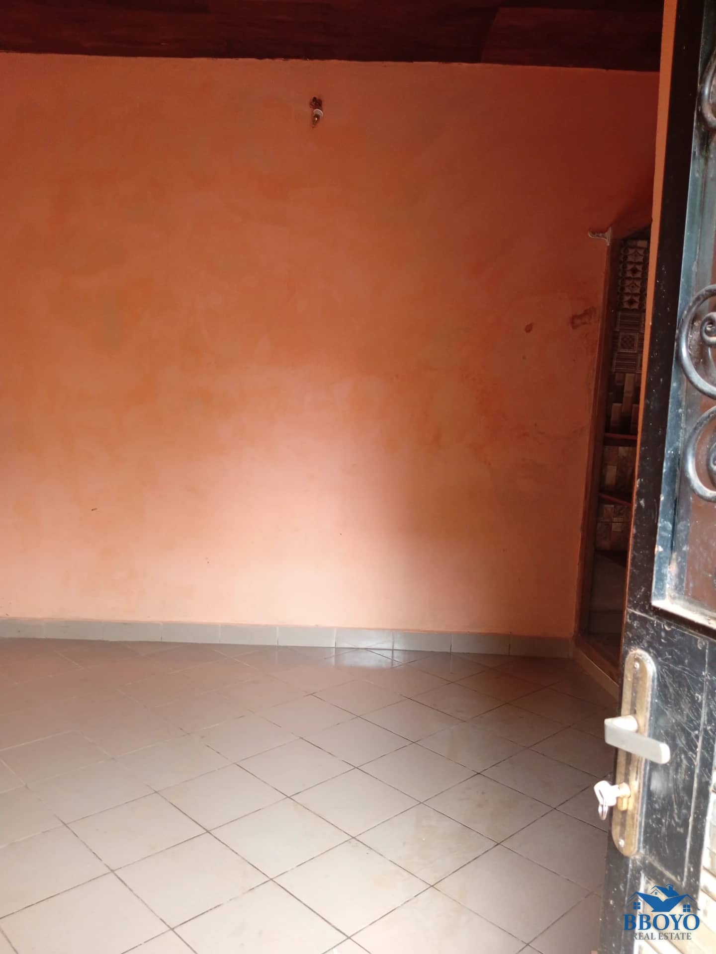 Modern room at Eleveur Mballa — photo 4