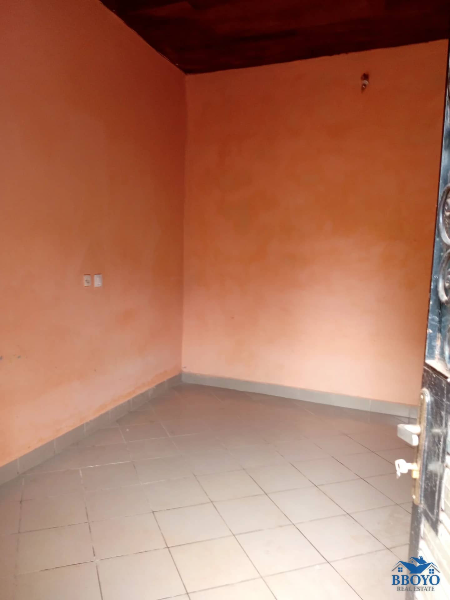 Modern room at Eleveur Mballa — photo 3