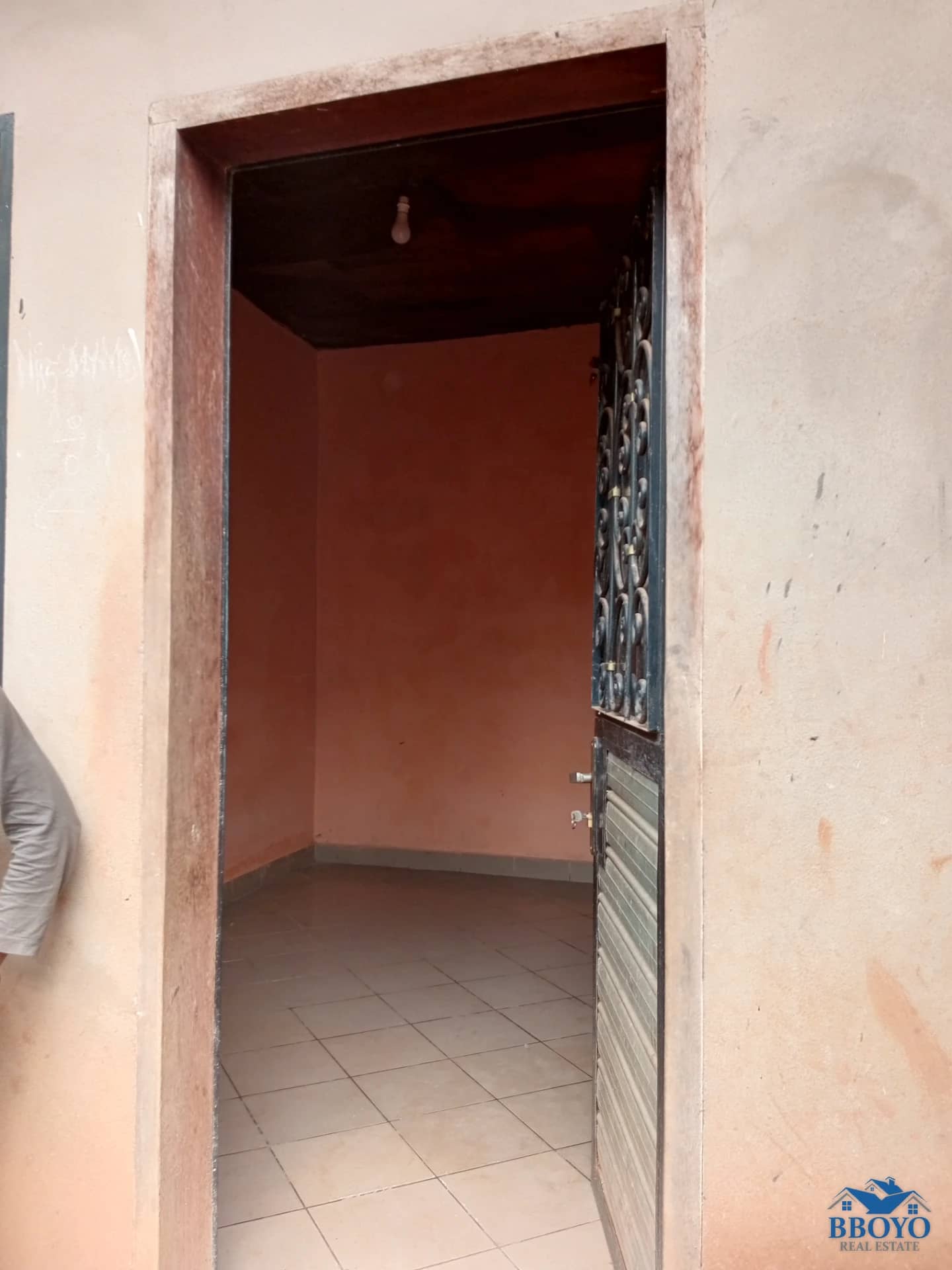 Modern room at Eleveur Mballa — photo 5