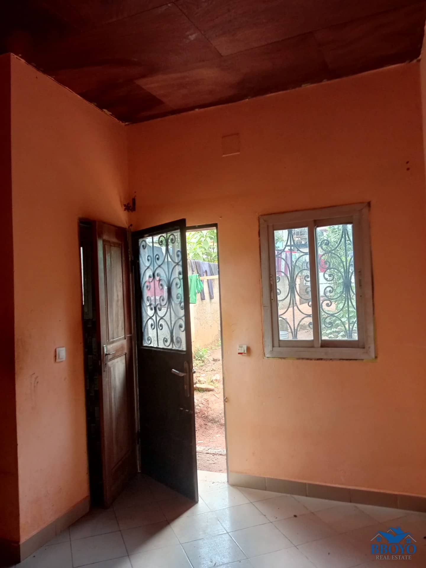 Modern room at Eleveur Mballa — photo 7
