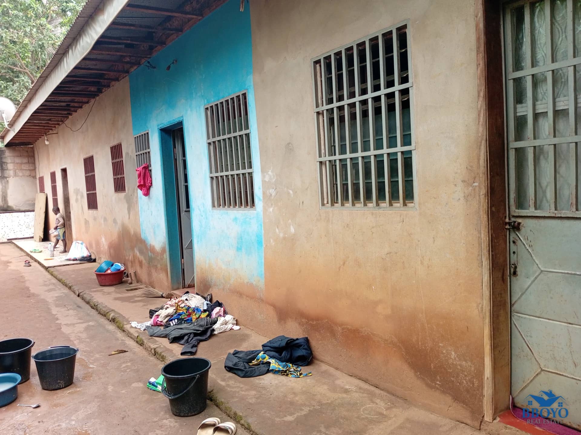 Semi-modern room at Eleveur Mballa — photo 3