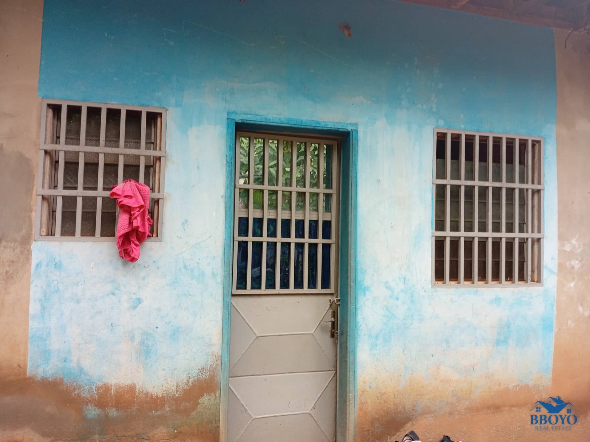 Semi-modern room at Eleveur Mballa