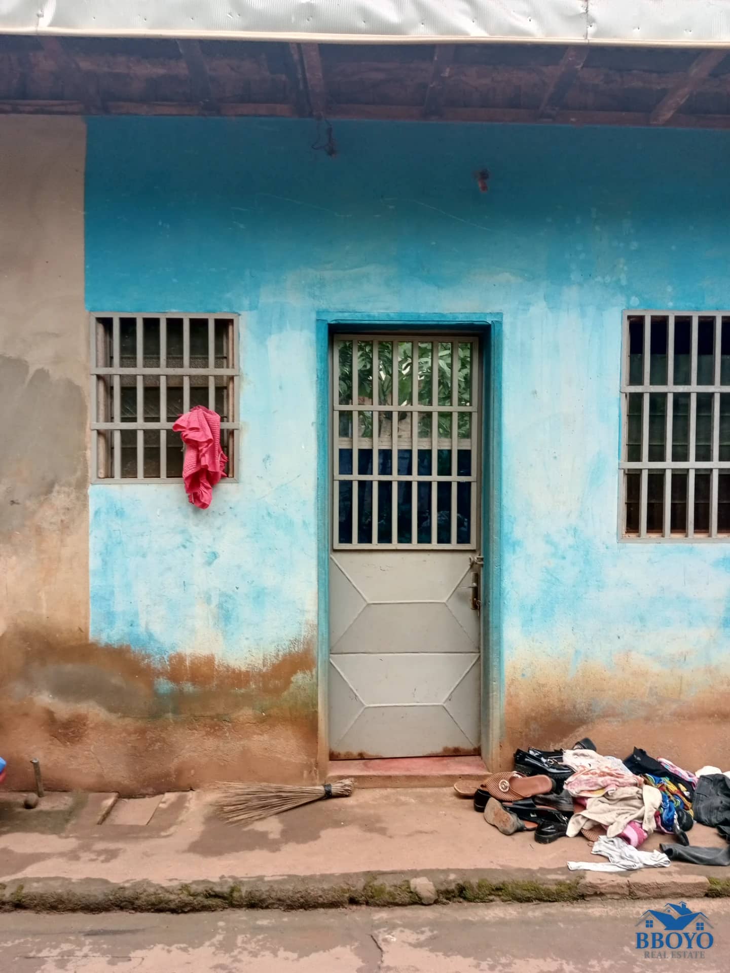 Semi-modern room at Eleveur Mballa — photo 4