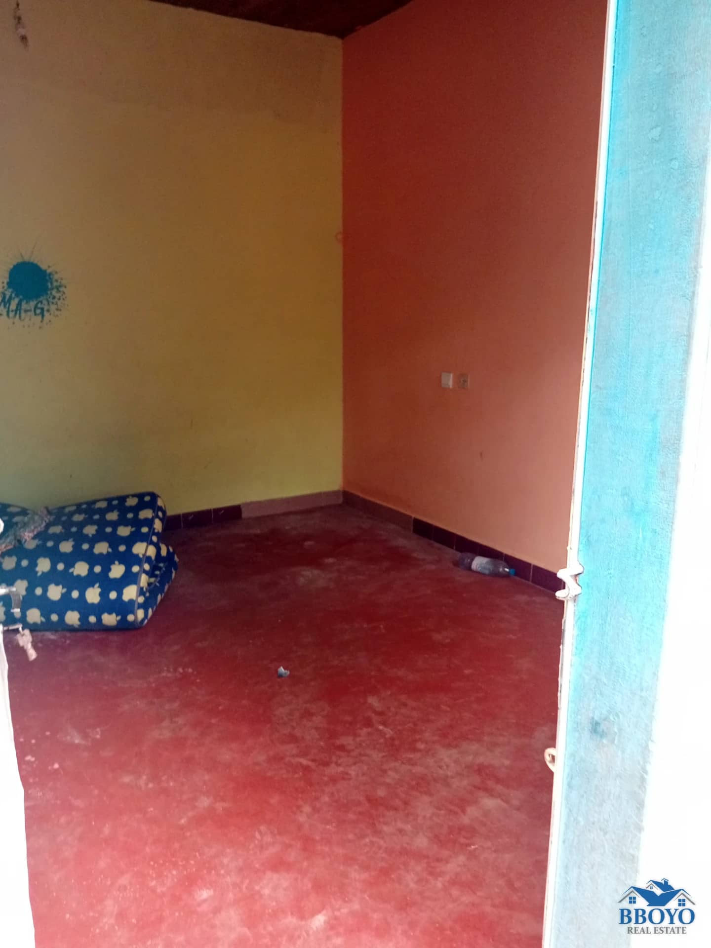Semi-modern room at Eleveur Mballa — photo 5