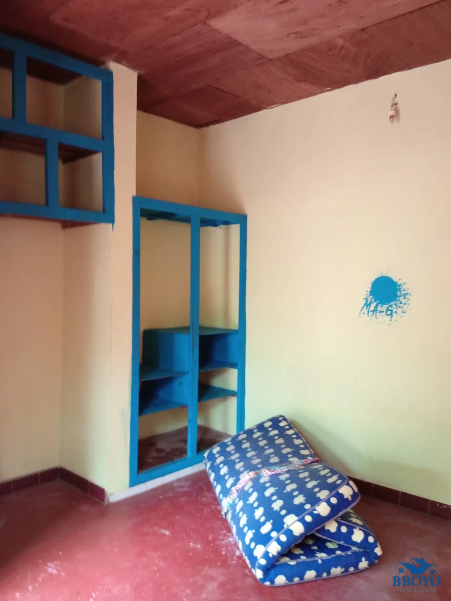 Semi-modern room at Eleveur Mballa — photo 6