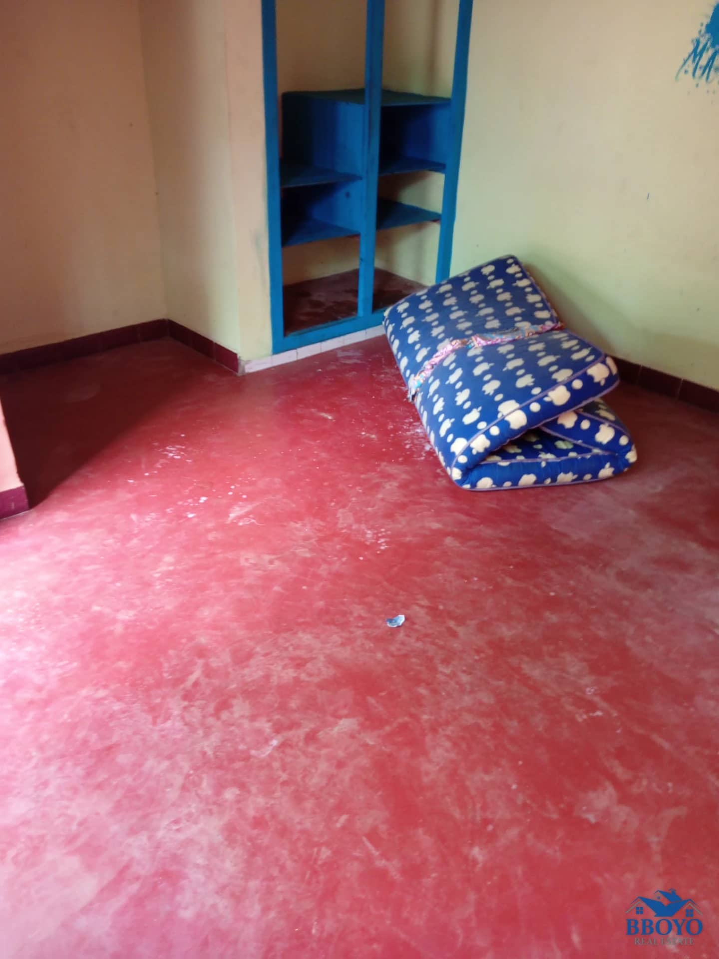 Semi-modern room at Eleveur Mballa — photo 7