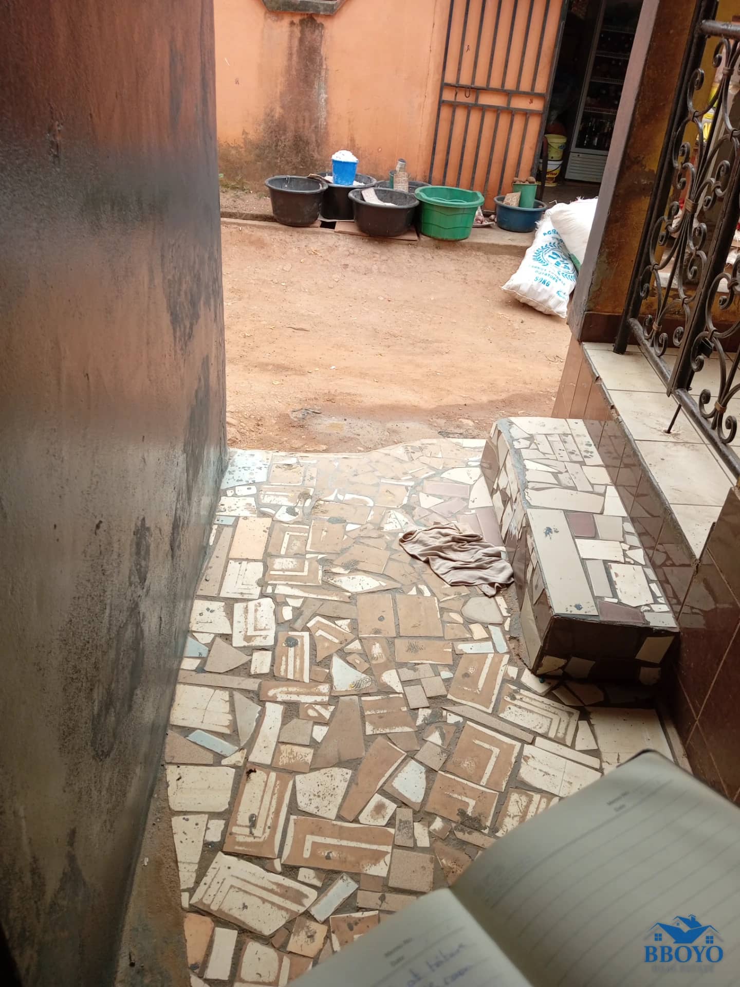 Semi-modern room at Eleveur Mballa — photo 5