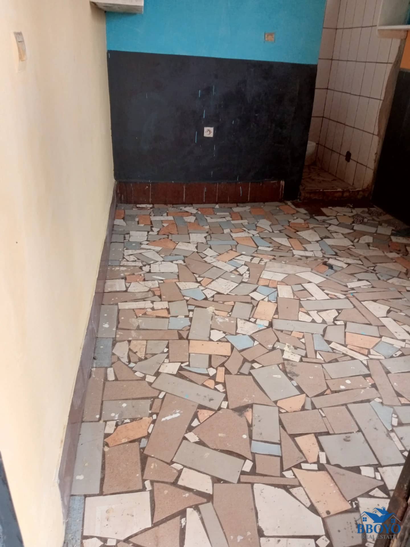 Semi-modern room at Eleveur Mballa — photo 4