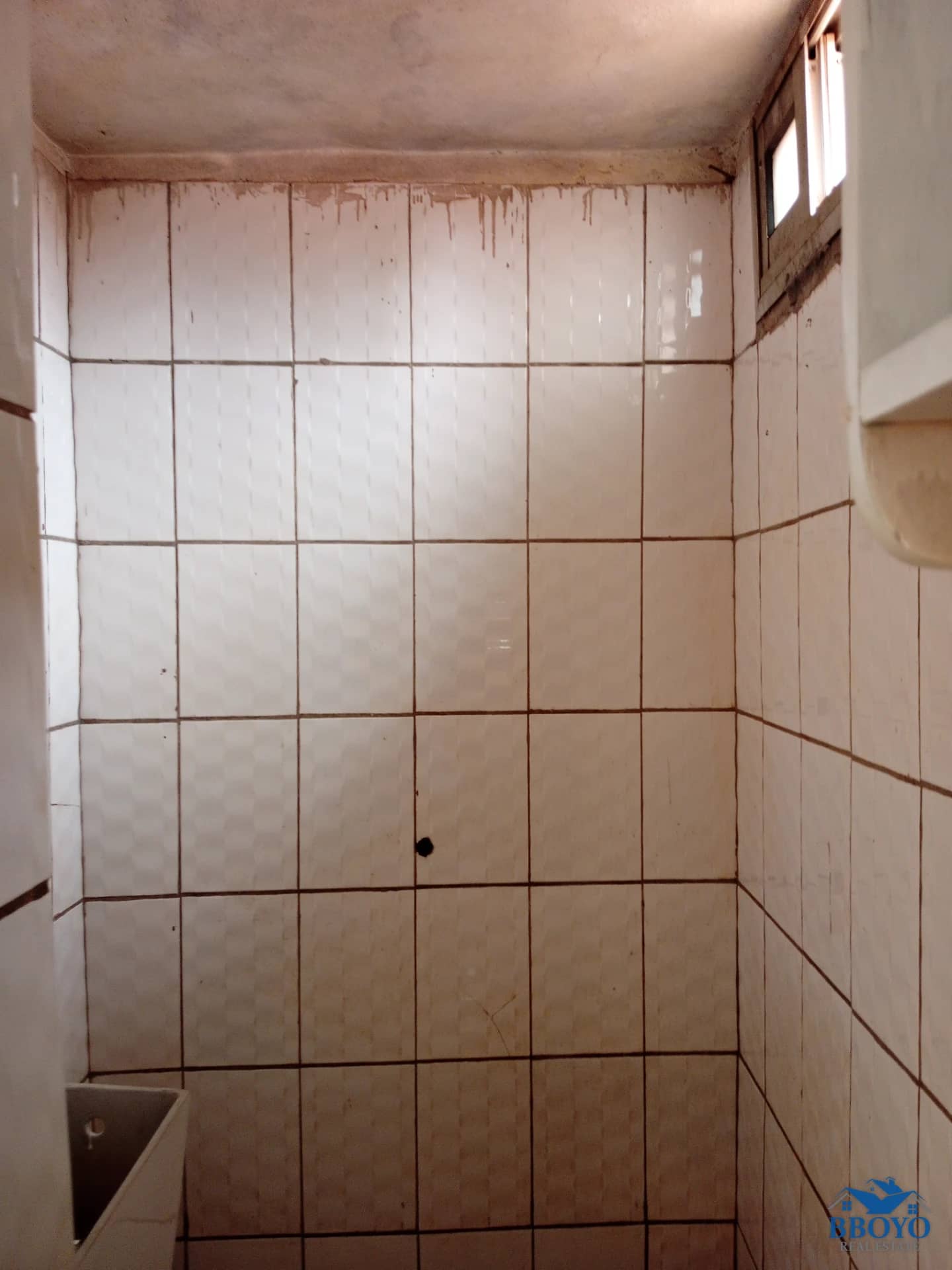 Semi-modern room at Eleveur Mballa — photo 6