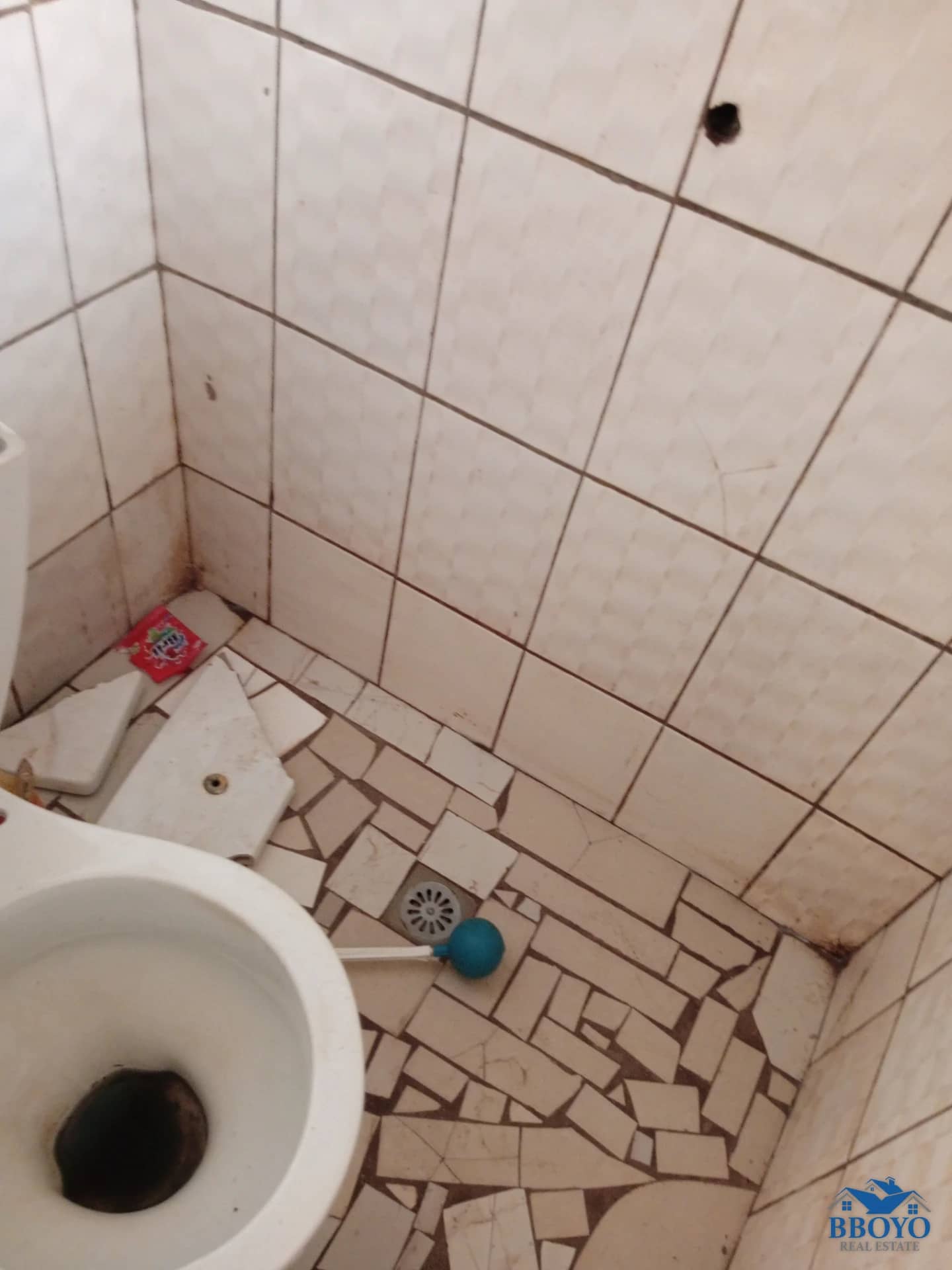 Semi-modern room at Eleveur Mballa — photo 7