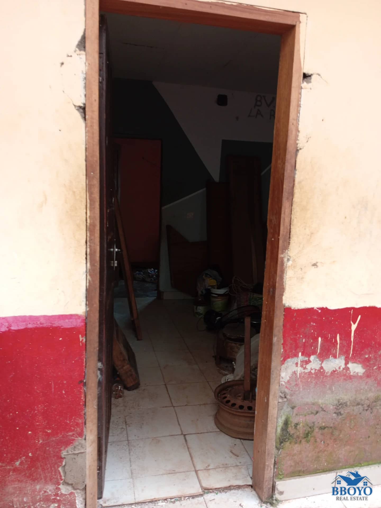 Semi-modern studio at Eleveur Mballa — photo 4