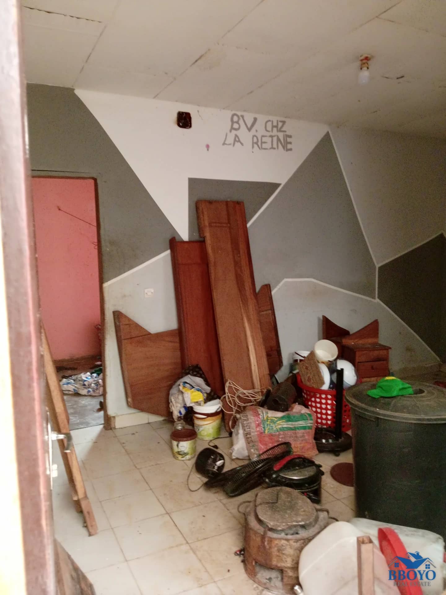 Semi-modern studio at Eleveur Mballa — photo 5