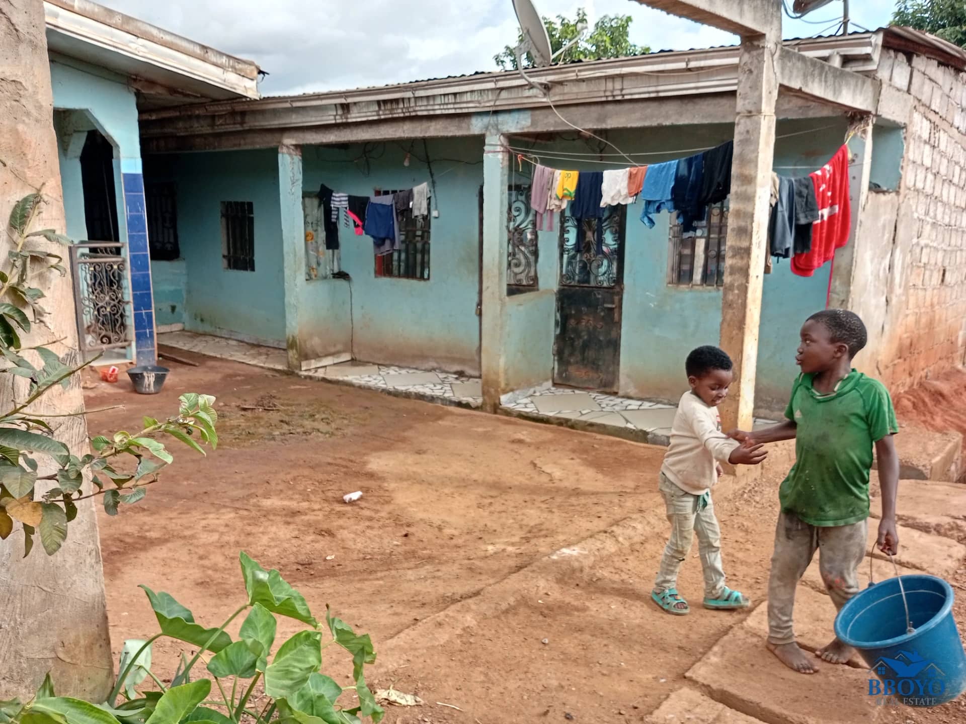 Semi-modern room at Eleveur Mballa