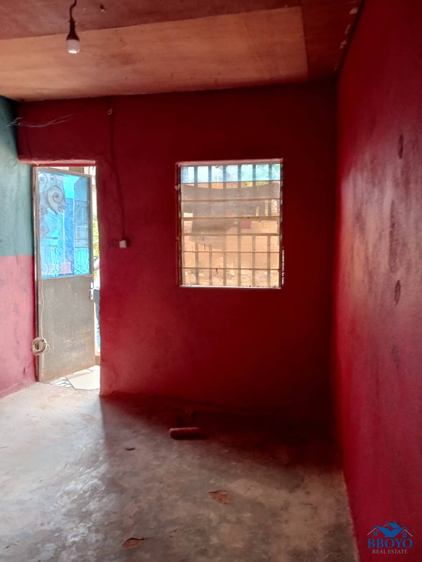 Semi-modern room at Eleveur Mballa — photo 4