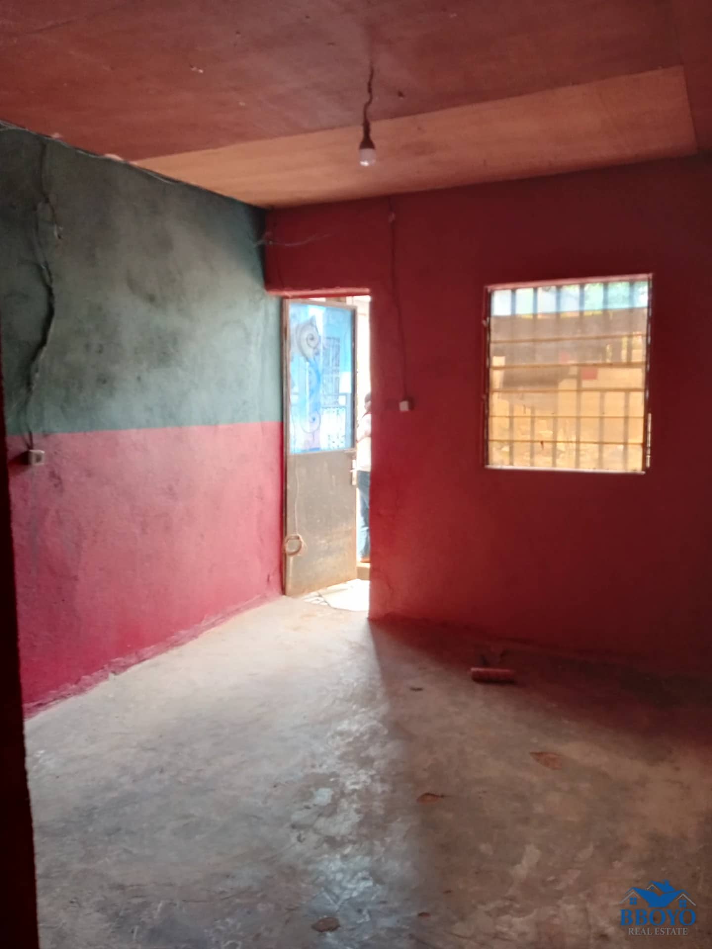 Semi-modern room at Eleveur Mballa — photo 5