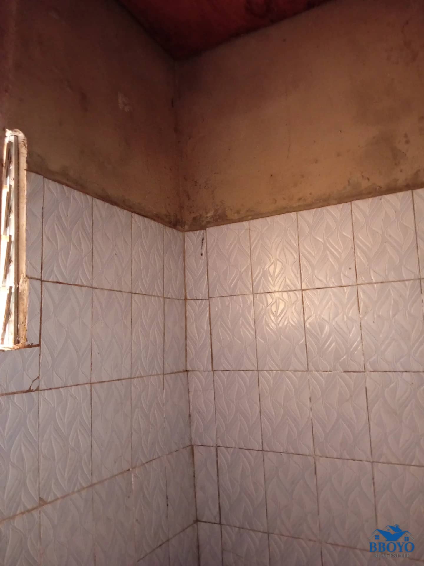 Semi-modern room at Eleveur Mballa — photo 3