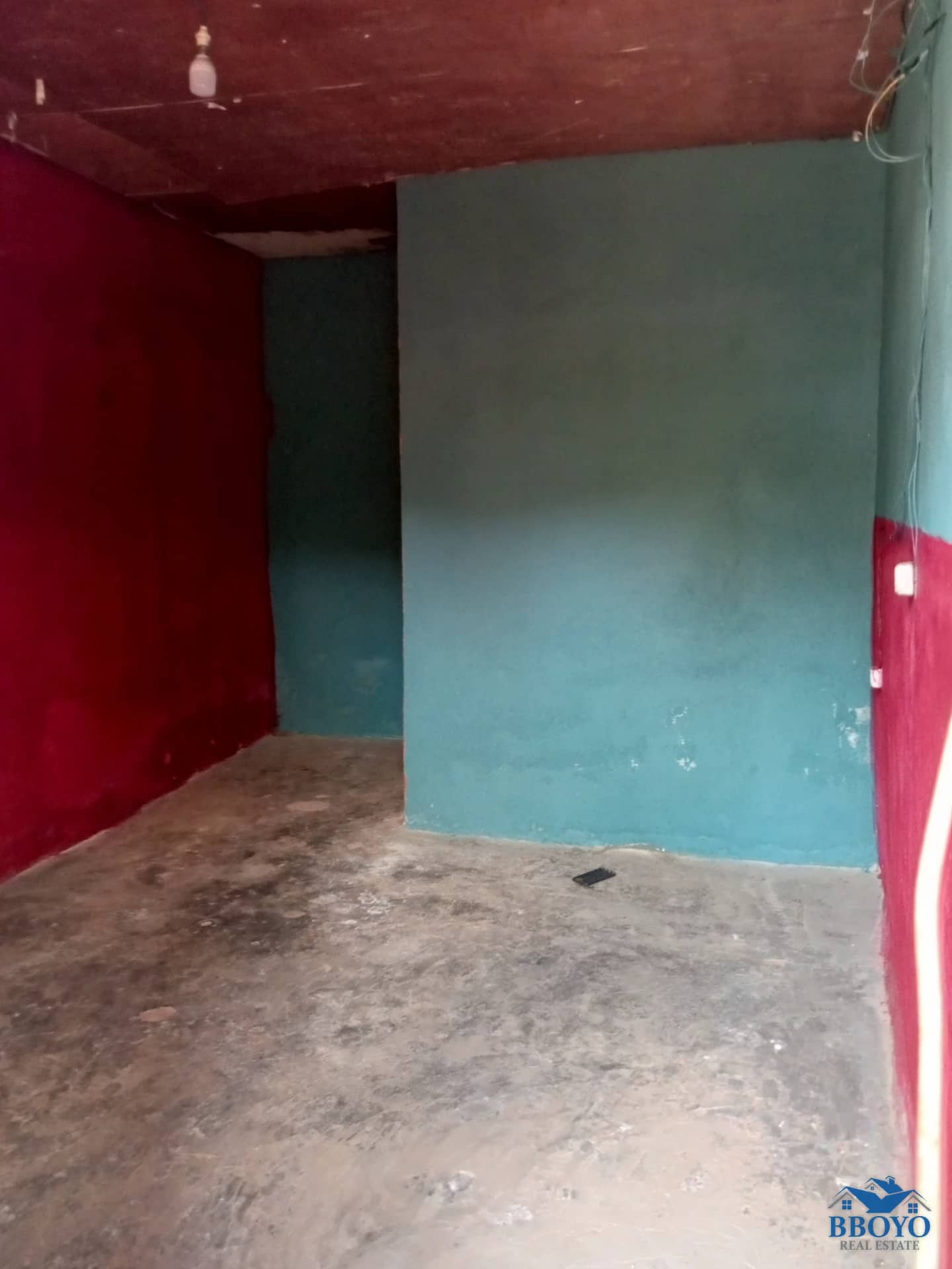 Semi-modern room at Eleveur Mballa — photo 6