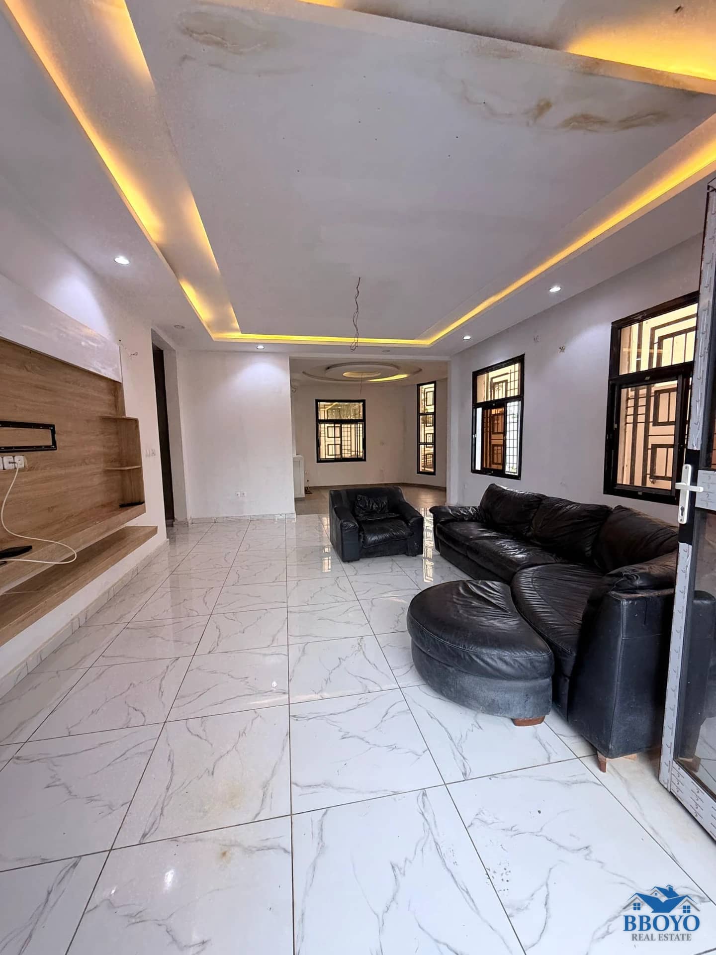 Duplex à louer à Odza