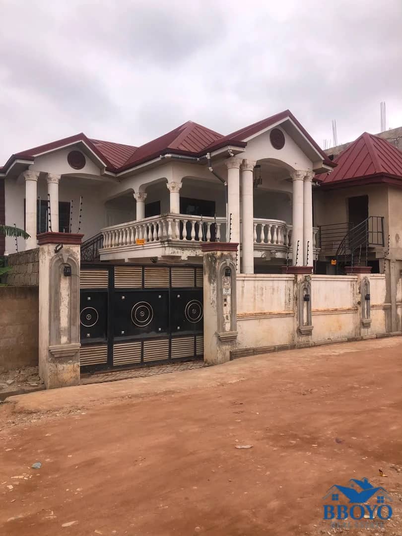 SPACIOUS 8-BEDROOM RESIDENTIAL COMPLEX