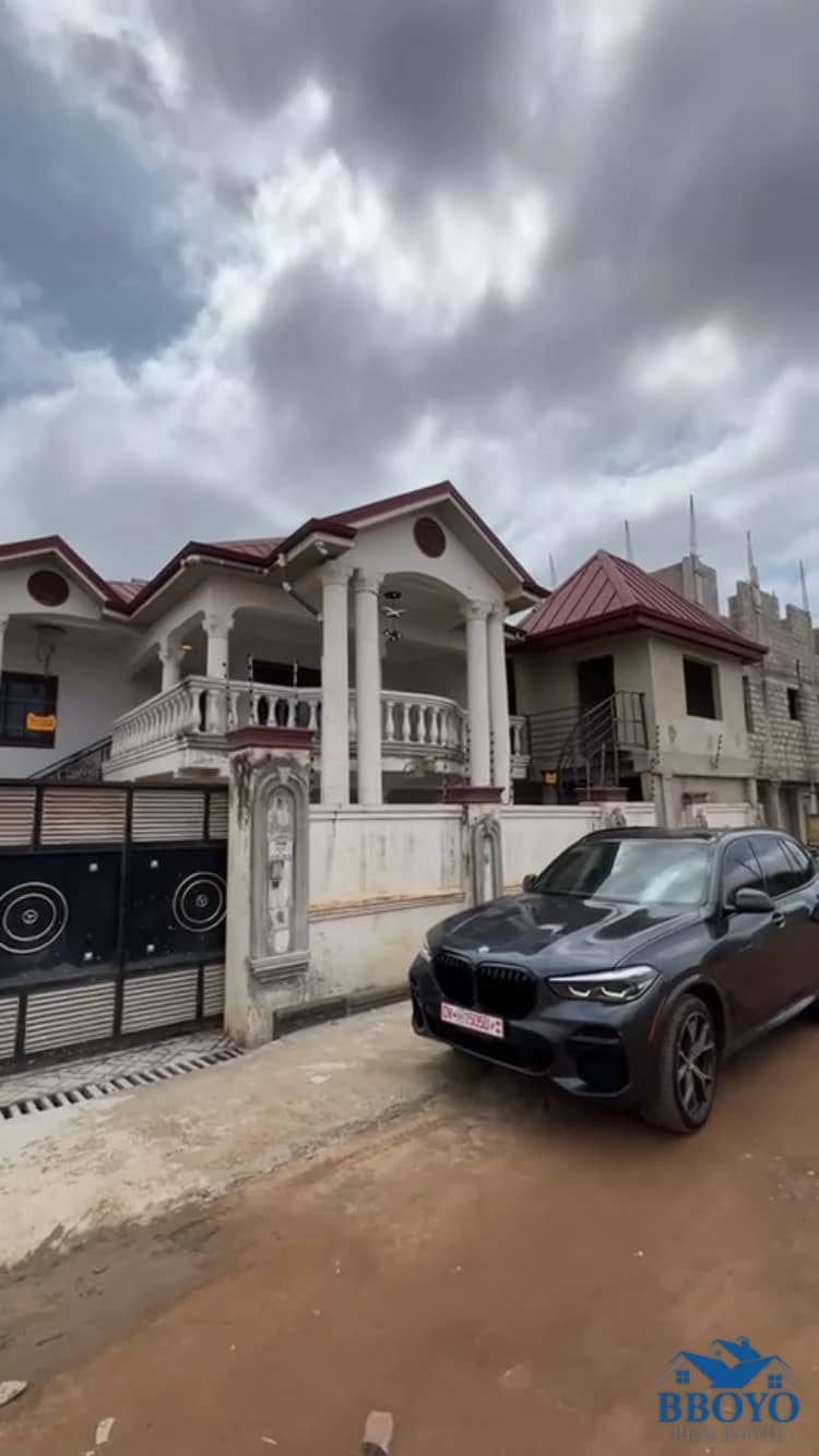 SPACIOUS 8-BEDROOM RESIDENTIAL COMPLEX — photo 2