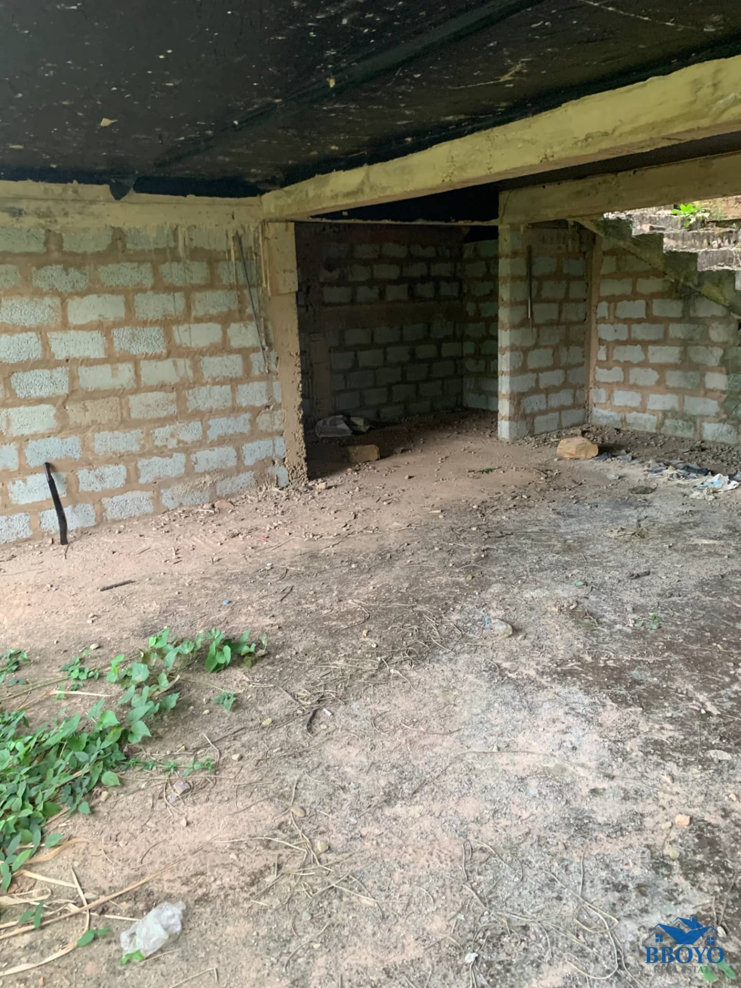 UNCOMPLETED DOWN-BELOW STOREY HOUSE FOR SALE — photo 2