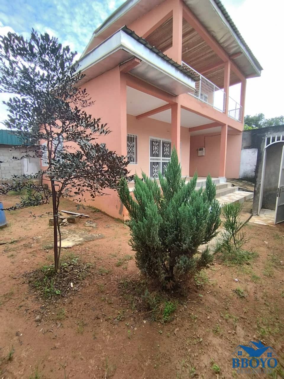 Duplex à louer à Odza